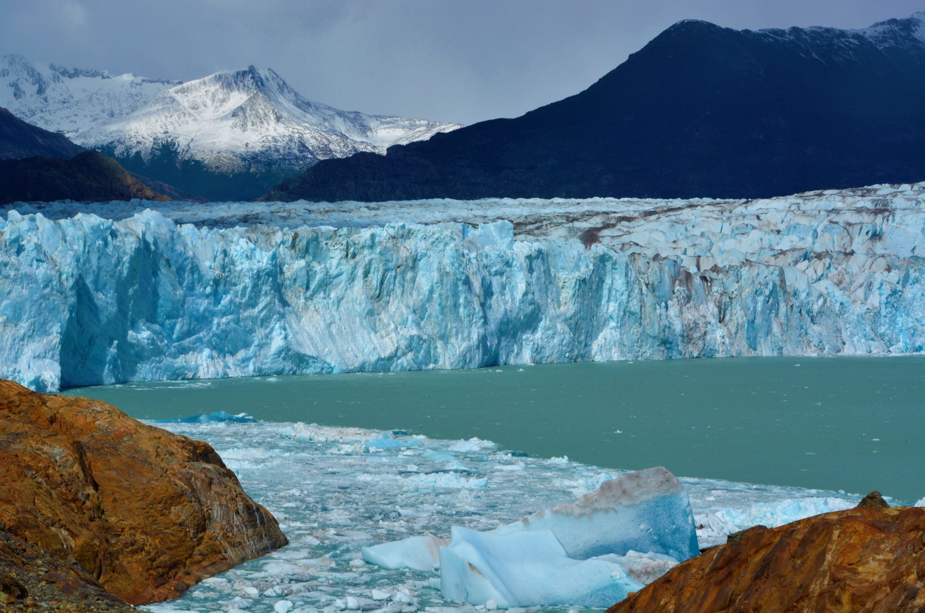 Pared de hielo azul del glaciar Perito Moreno en Santa Cruz